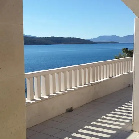 M Villa Neum